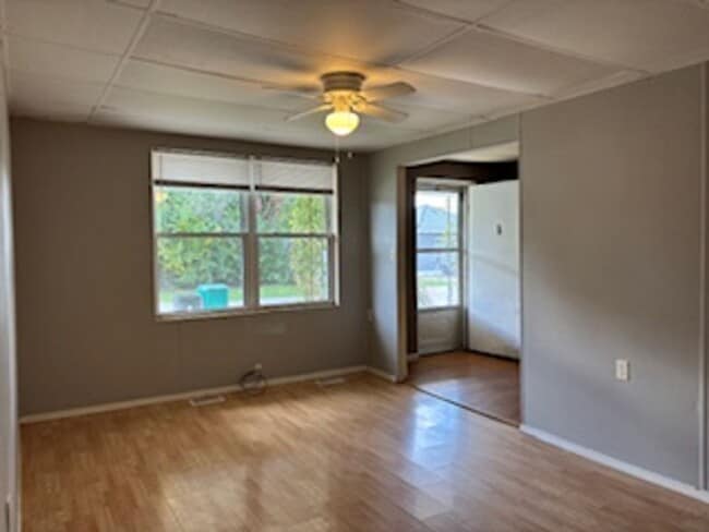 Building Photo - 3 bedroom, 1 bathroom Triplex: Martinsville