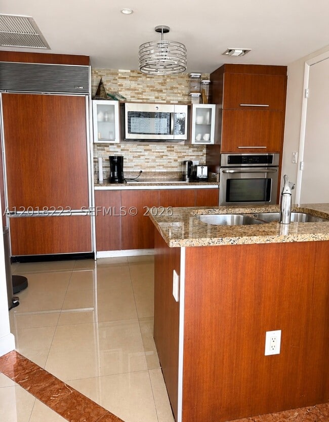 Building Photo - 17201 Collins Ave