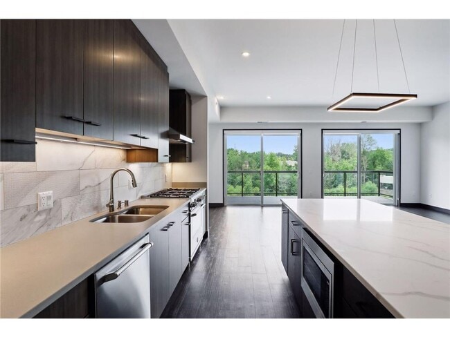 Building Photo - 253 Lake St E