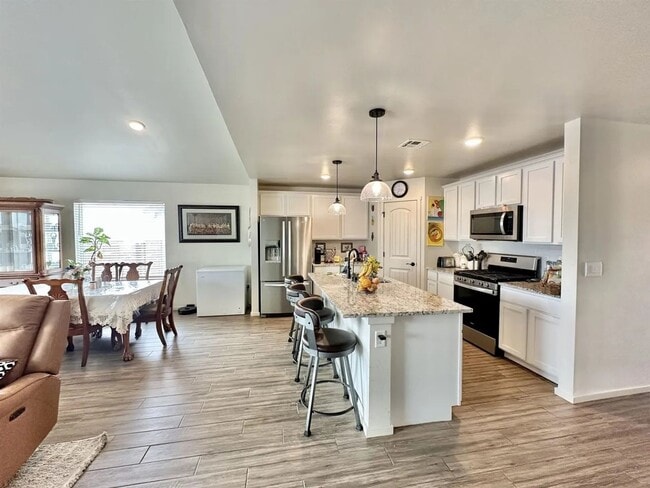 Building Photo - Beautiful 4 Bedroom/3 Bathroom Home