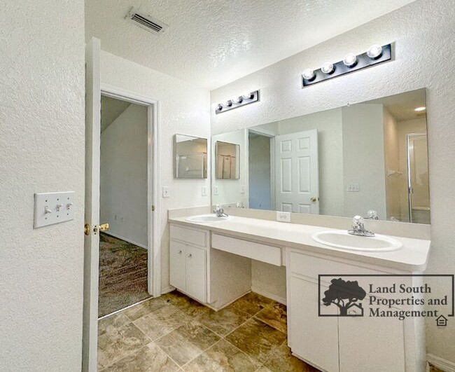 Building Photo - 5557 Beverly Rise Blvd