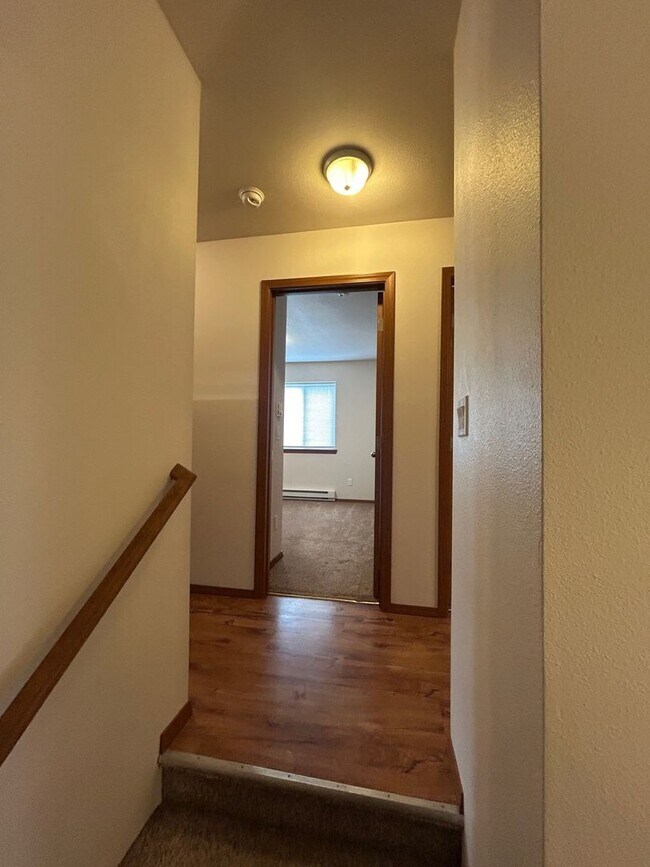 Building Photo - Spacious 3 Bedroom 2.5 Bath Duplex in Post Falls