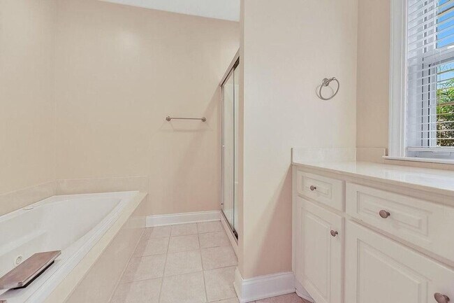 Building Photo - AVAILABLE NOW: 4 Bed 3.5 Bath in Coosaw Cr...
