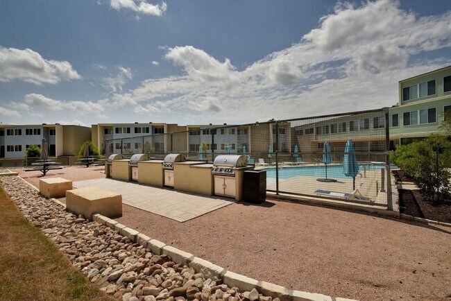 Building Photo - 604 N Bluff Dr