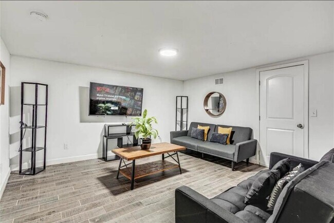 Building Photo - 4050 Washington Rd