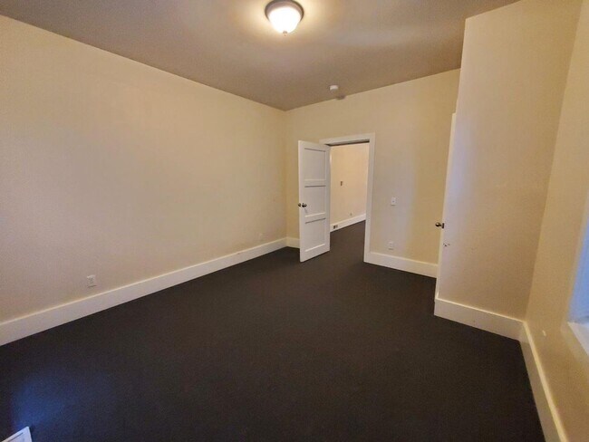 Building Photo - 7 Bed/2 Bath Unit in a Nice Duplex near UW Campus