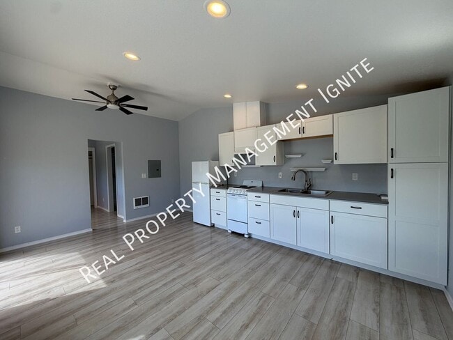 Building Photo - 2087 NE Mistletoe Ct