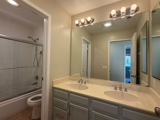 Building Photo - Spacious Five Bedroom in Rancho Del Oro