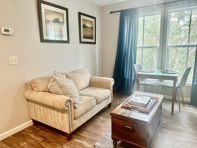 Building Photo - One Bedroom Apartment Available in The Heart of The Promenade!