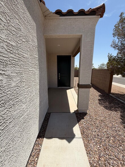 Building Photo - 1675 W Pima Ave