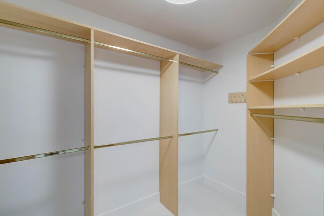 Building Photo - 3640 Yacht Club Dr