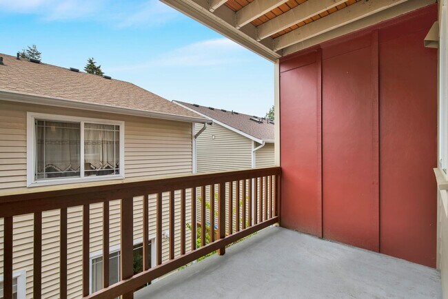 Building Photo - Efficient and Updated Townhouse Ready for Move-in!