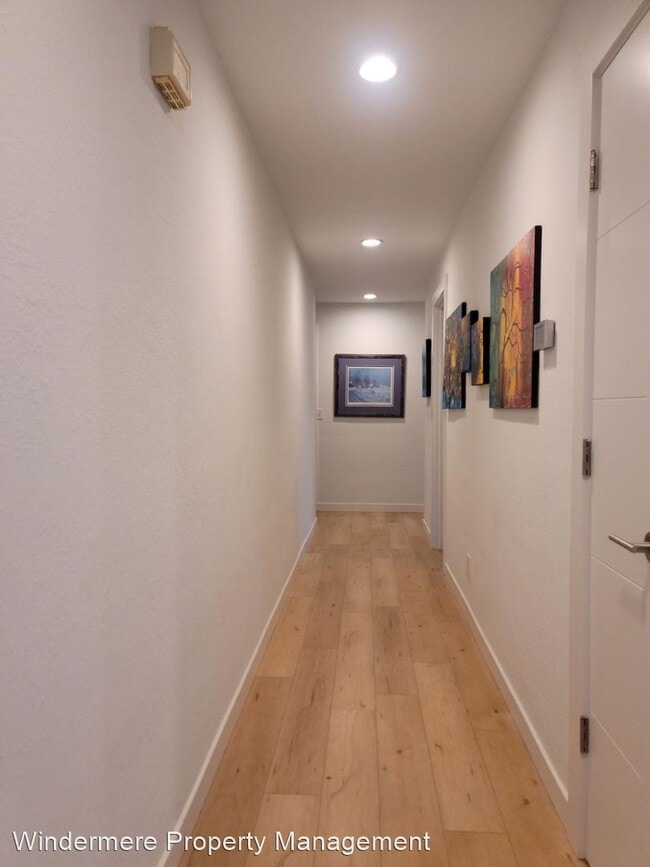 Building Photo - 3 br, 2.5 bath House - 3078 NE Lincoln Road