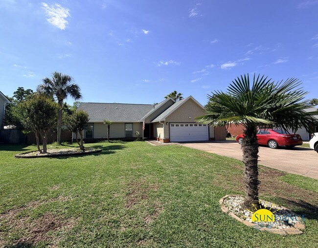 Building Photo - Stunning 5 Bedroom Home in Mary Esther with Beach Access, Pool and Solar Panels!