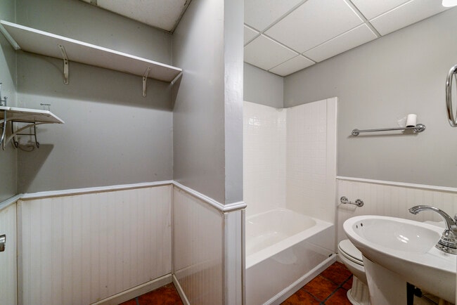 Building Photo - 3627 Chestnut Dr