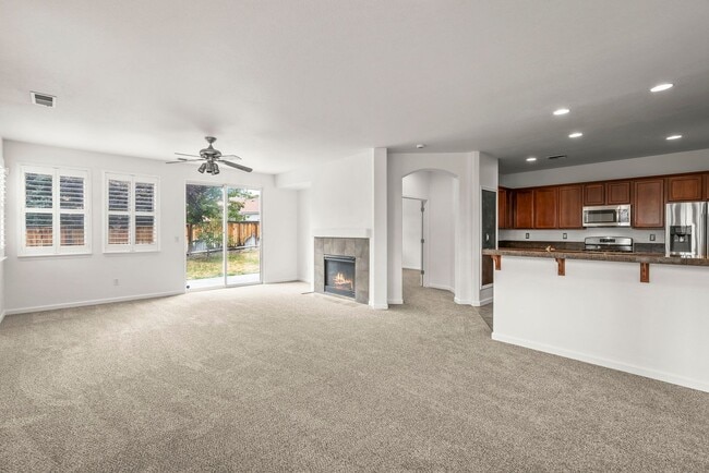 Building Photo - 4 Bedroom Home with Loft & Mountain Views ...