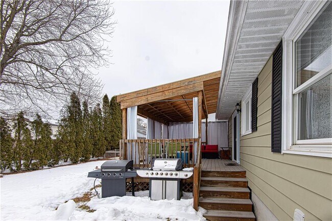 Building Photo - 25 Weeks St