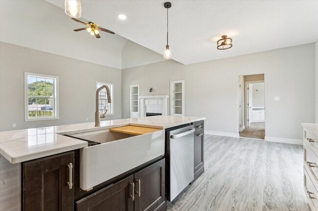 Building Photo - Renovated 5-bedroom 3.5-bathroom home loca...