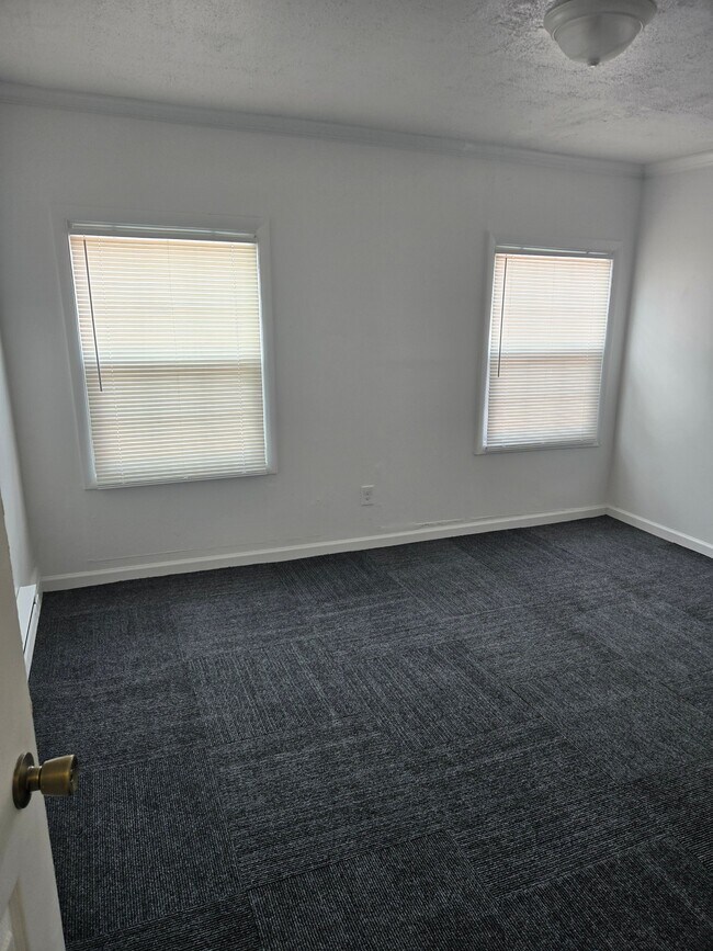Building Photo - 106 S Locust St