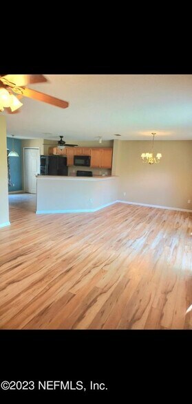 Building Photo - 1625 Vineland Cir
