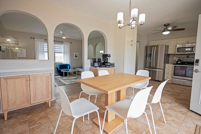 Building Photo - 413 SE Lana Ct