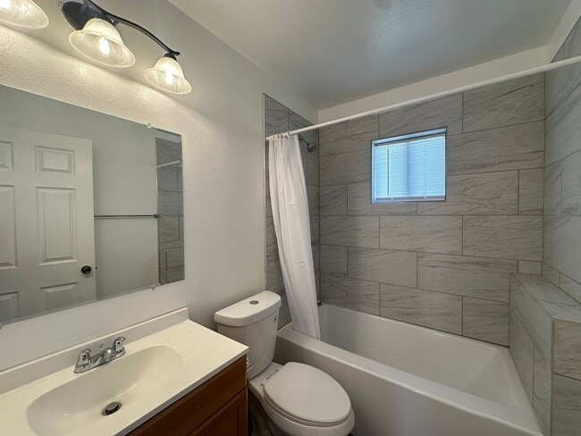 Building Photo - 3 Bedroom 1 Bathroom house for rent in Bloomfield