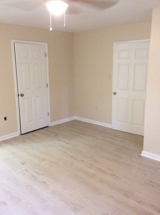 Building Photo - SPACIOUS NEWLY RENOVATED HOUSE