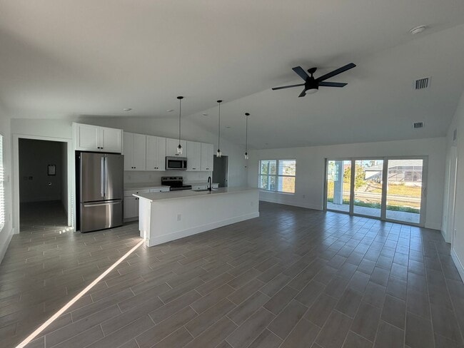 Building Photo - 1607 Ne-36 Ln