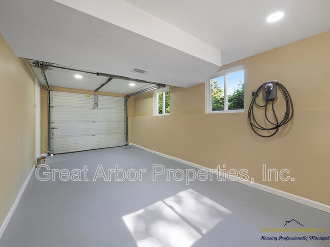 Building Photo - 3624 Maple Dr