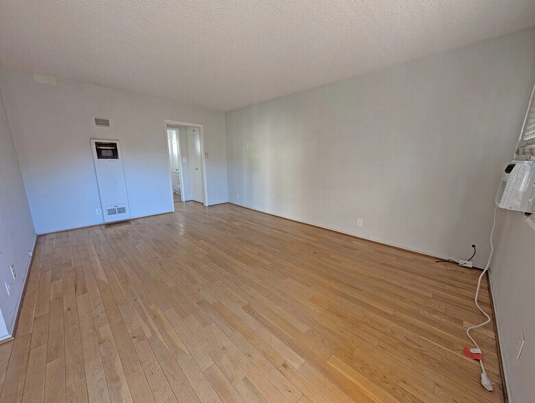 Building Photo - 1852 N Wilton Pl