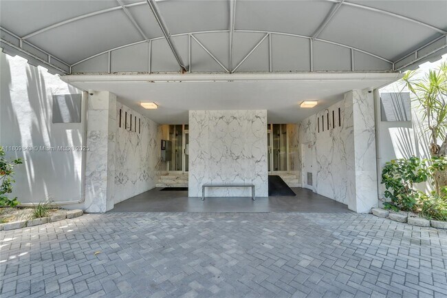 Building Photo - 9200 W Bay Harbor Dr