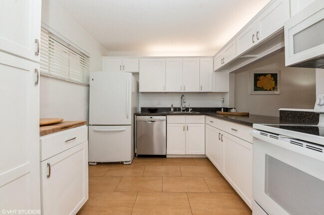 Building Photo - 2581 Garden Dr S