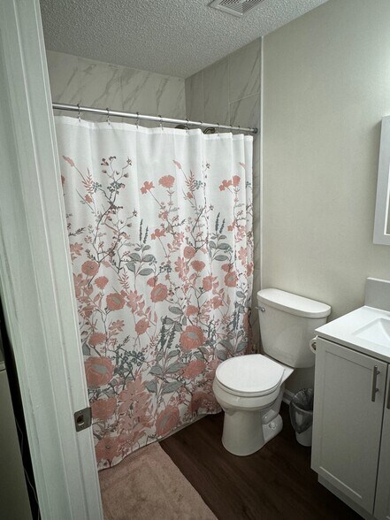Master Bathroom - 112 Woodvalley Dr