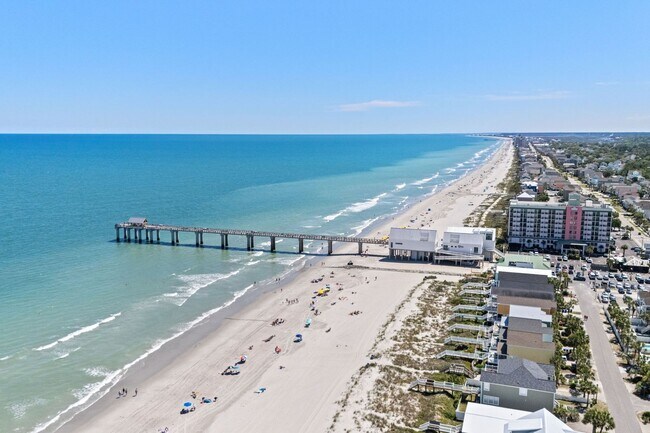 Building Photo - Long Term Furnished Top Floor Condo - 2 bed/2bath with Community Pool