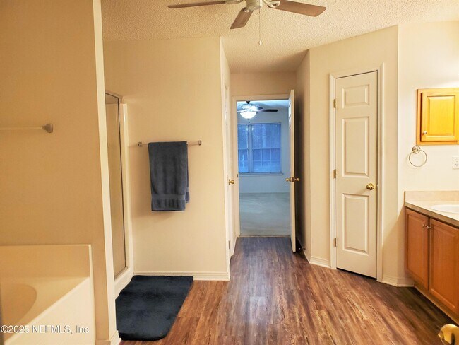 Building Photo - 2149 Pine Tree Ln