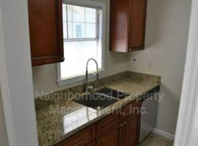 Building Photo - 242 N Glenn Ave