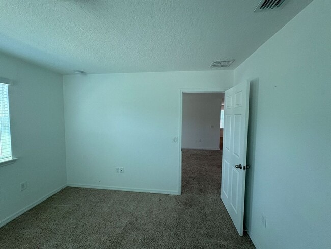 Building Photo - 4 bedroom 2.5 Bath House on Oakland Trails...
