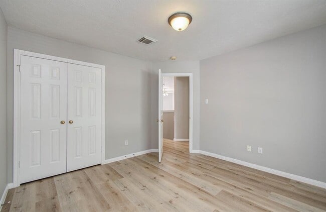 Building Photo - 911 E Hampton Dr
