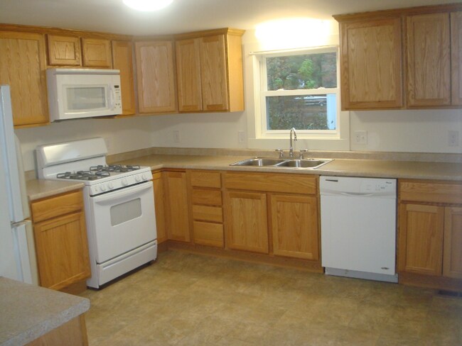 Building Photo - 818 Amesbury Rd