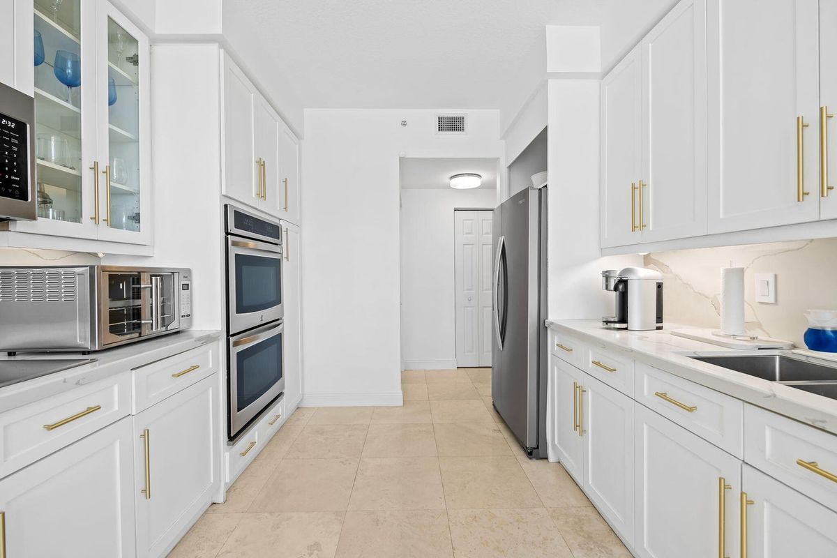 Building Photo - 3200 N Ocean Blvd