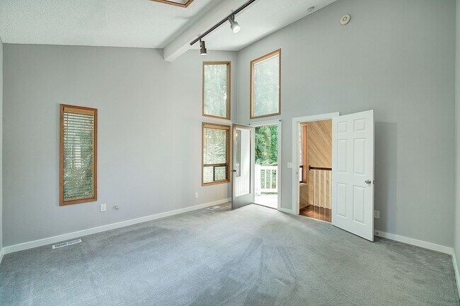Building Photo - 5Bd/2.5Ba Kirkland Home