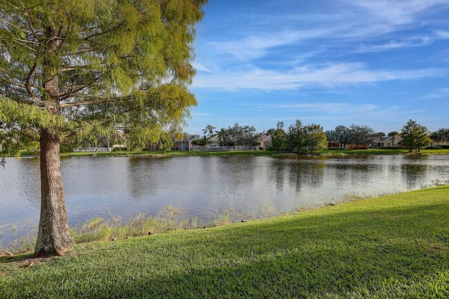 Building Photo - 11361 SW Pembroke Dr