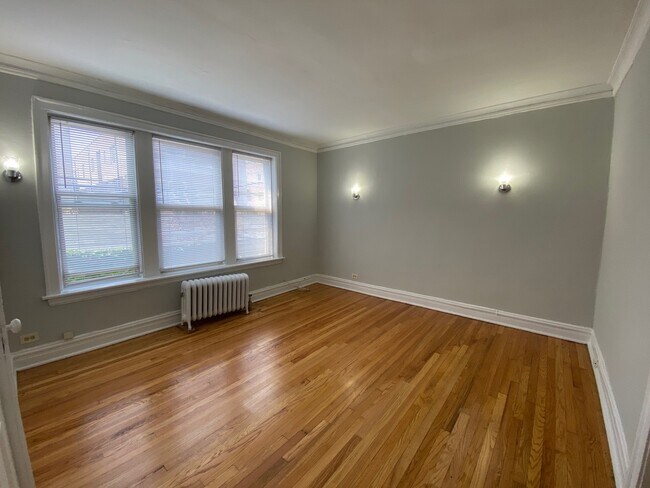 Building Photo - 1525 W Estes Ave