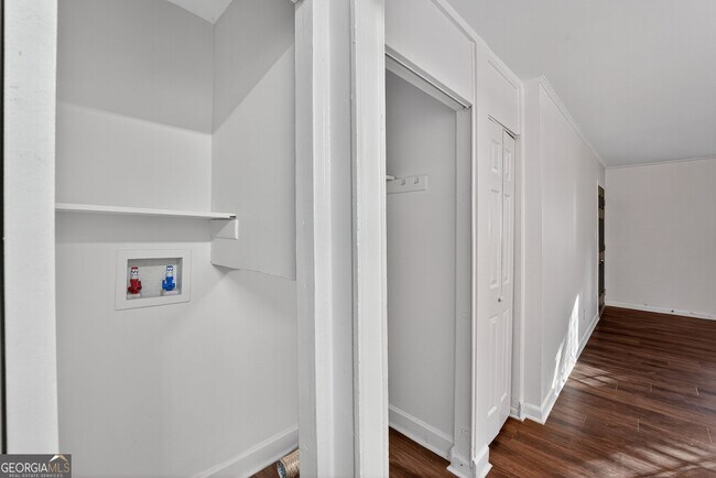 Building Photo - 2510 Peachwood Cir NE