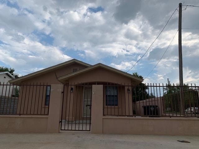 Primary Photo - 319 W Travis St