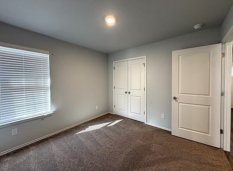 Building Photo - 1202 Lexington Dr