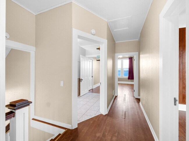 Building Photo - Beautiful, Newly Renovated Franklin House
