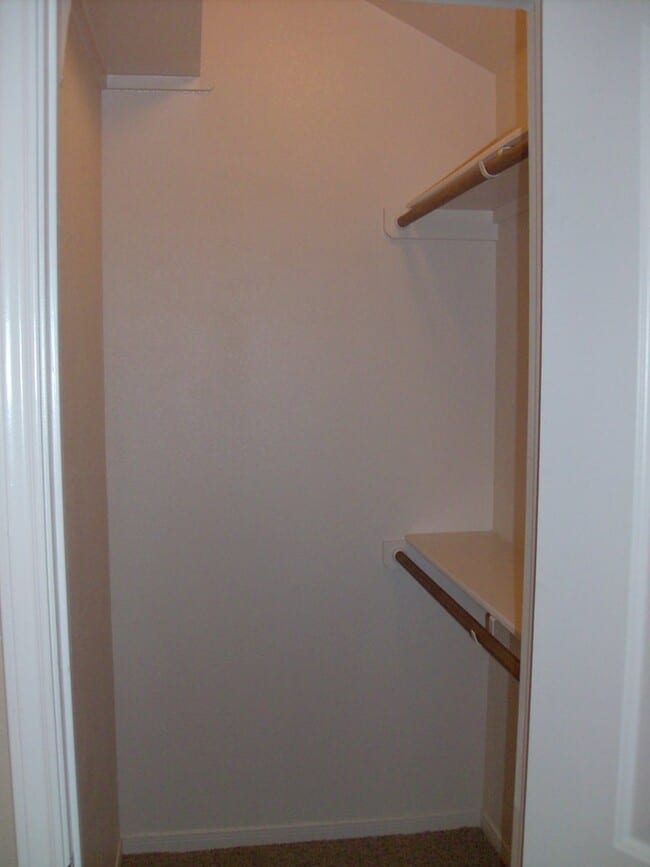 Building Photo - Beautiful 3 bed/2 bath Duplex off of Bunny Trail