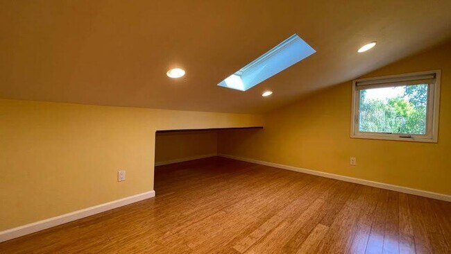 Building Photo - 2BD/2BA - Stylish 2BR Townhome Near Apple ...