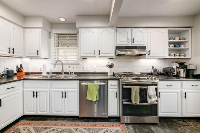 Building Photo - 190 E Dominion Blvd